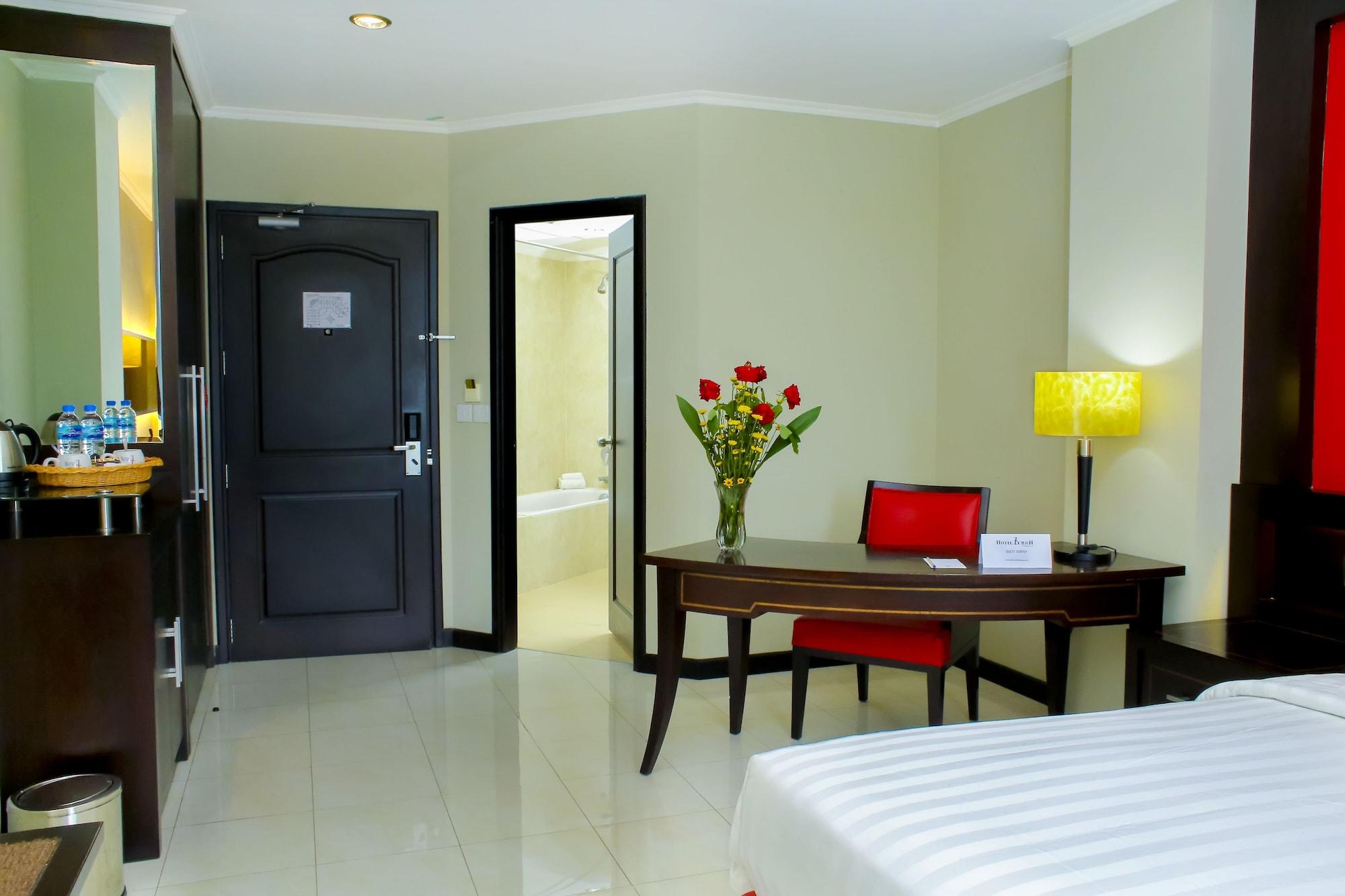Zurich Hotel Balikpapan Exterior photo